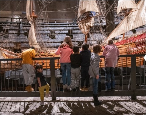 Families viewing the Vasa ship